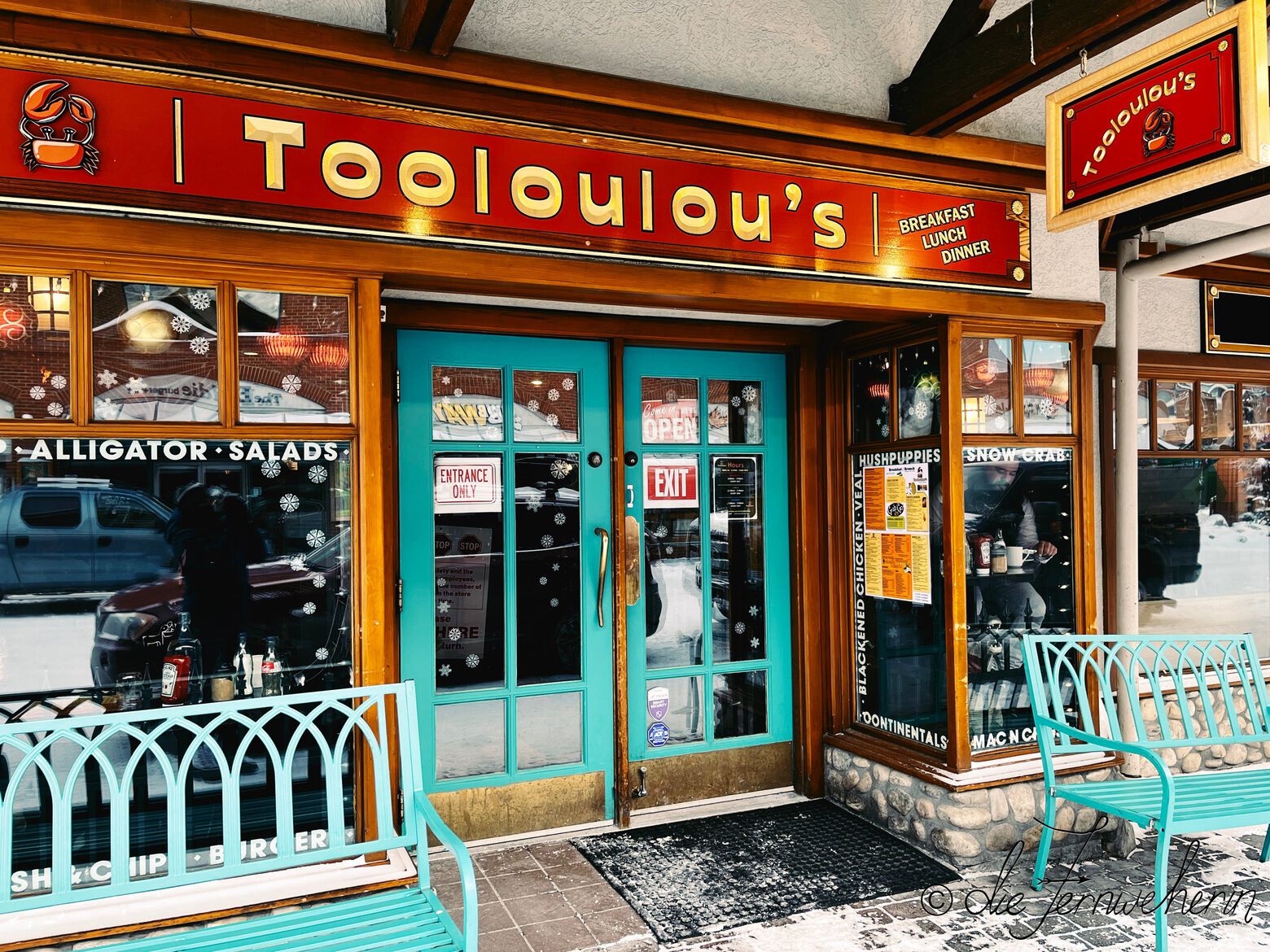 Exterior view of Tooloulou's, a restaurant in the town of Banff.