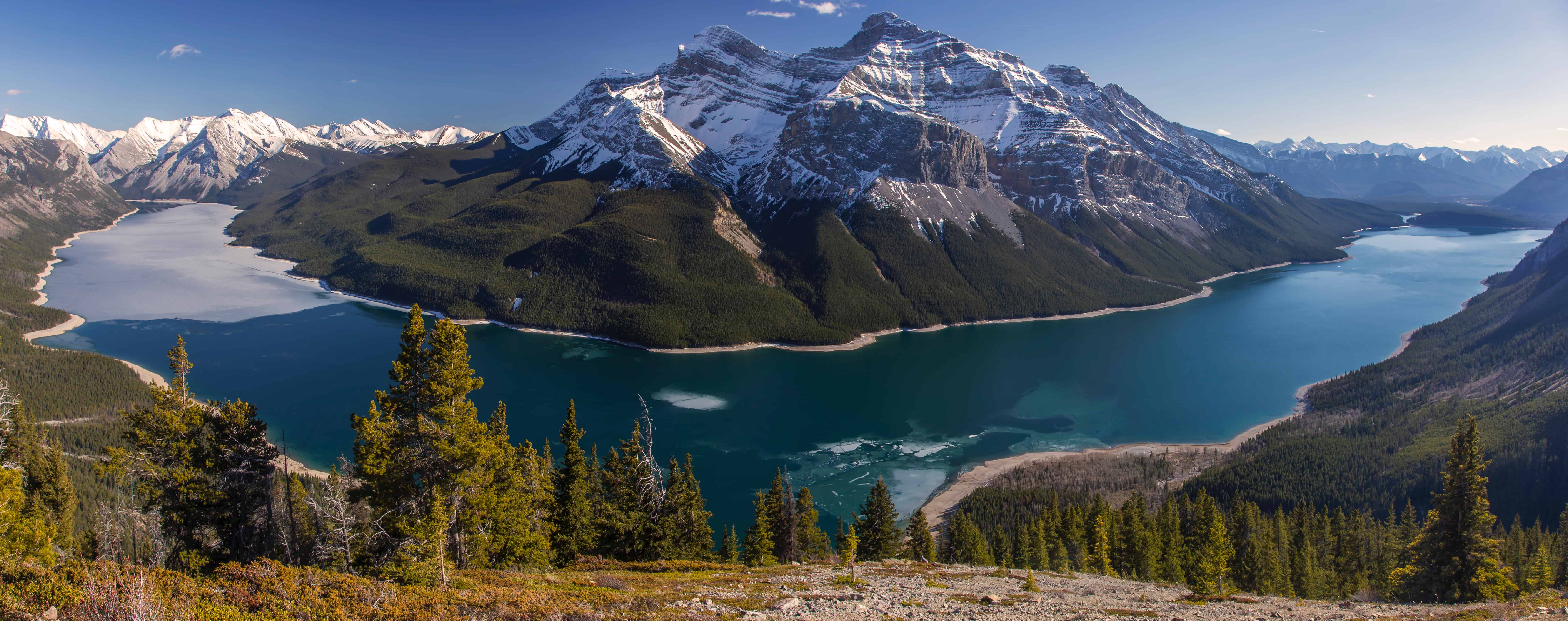 Panoramic view of Lake Minnewanka in autumn from the Aylmer Lookout in Banff National Park.